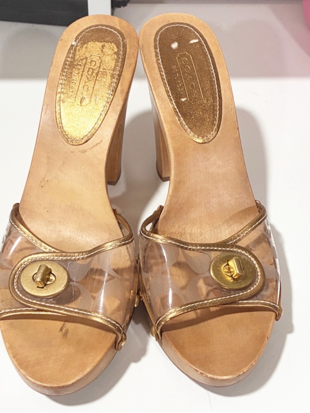 Coach Cagney Clear & Gold Heeled Sandals Wooden Heel Size 9 Turnlock - Picture 2 of 6